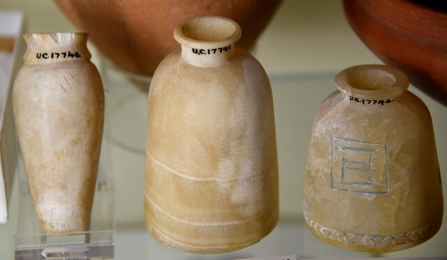 文件:Three alabaster granary vases. 5th Dynasty. From Qau (Tjebu, Qaw El ...
