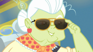 Granny Smith lowering her sunglasses EGDS12.png