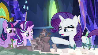 Rarity pointing at Klugetown S8E1.png
