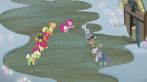 The Apple family and the Pie family meet S5E20.png