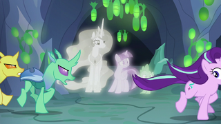 Angry changelings chase Starlight Glimmer S7E1.png