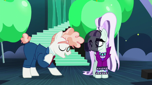 Svengallop appears before Countess Coloratura S5E24.png
