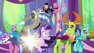 Discord picks up Starlight and teleports away S7E1.png