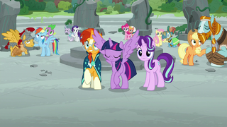 Twilight Sparkle returning to the ground S7E25.png