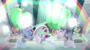 Coloratura sings "Lights, cameras" S5E24.png