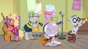 Dusty Pages playing with her band S9E5.png