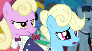 Ponies wary of Discord S4E25.png