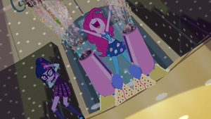 Pinkie Pie pulls party cannon strings EG3.png