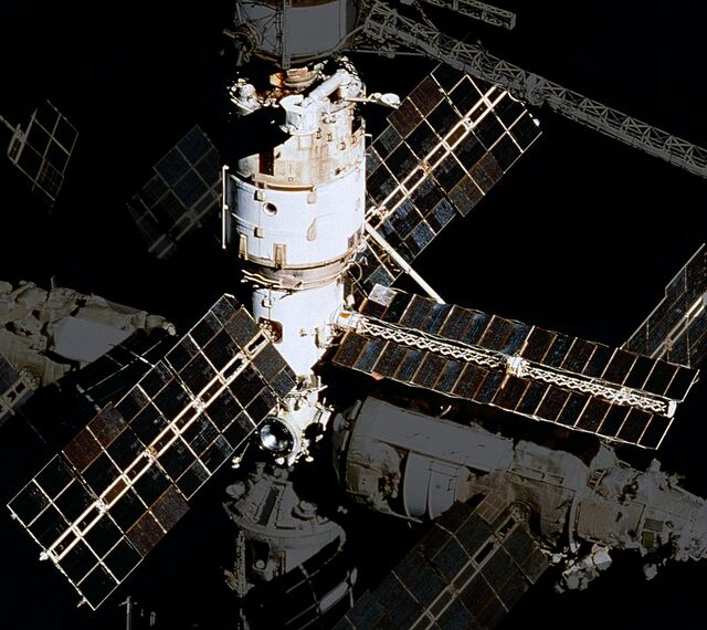 文件:1995 年在STS-71期间从亚特兰蒂斯号航天飞机上看到的核心舱 。.jpg - 卫星百科，很认真的中文航天百科 - 灰机wiki